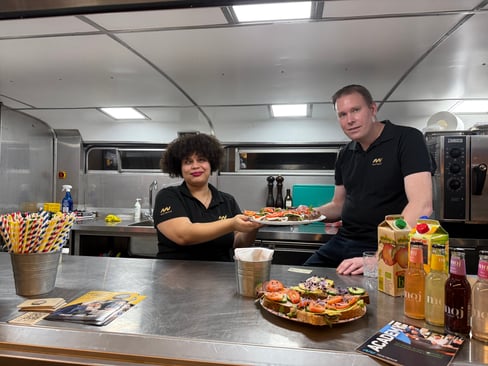 Deelnemers Mikkelhorst werken in foodtruck Buster